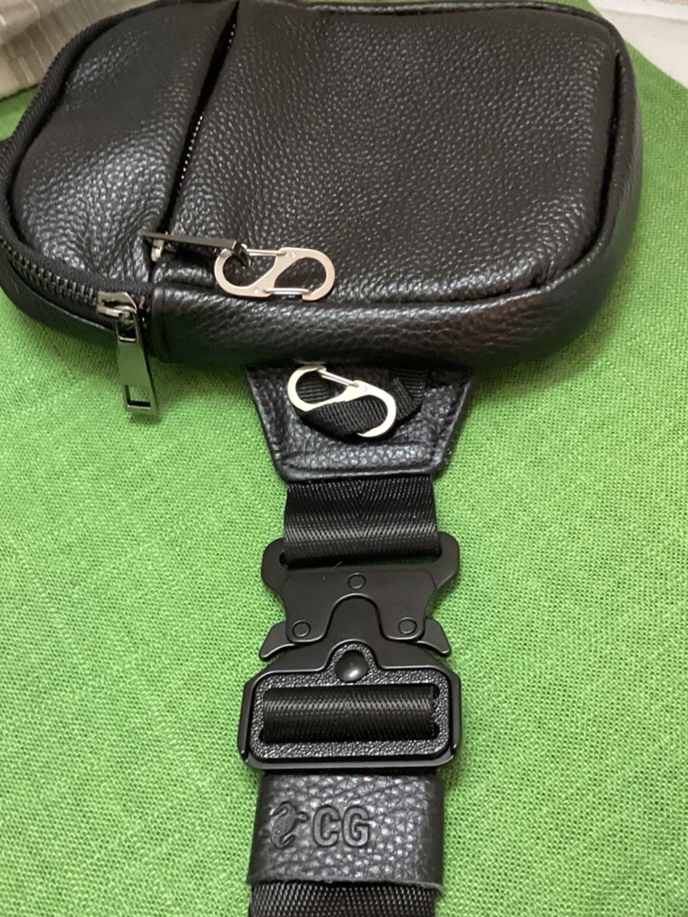 Concept Global leather travel sling bag.
RFID blocking. Anti-theft zipper locks - Picture 3 of 7